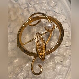 Filigree Leaf, Pearl Flower in Circle Brooch Vintage